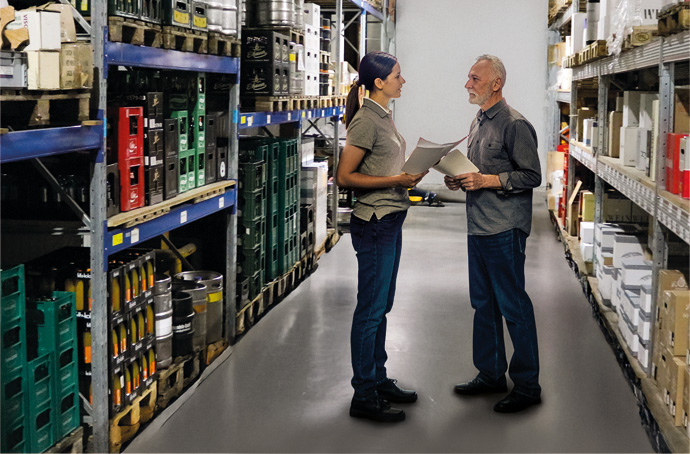 Zwei junge Damen stehen links und rechts neben einem älteren Herrn